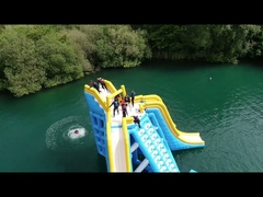 あなたの水公園のためのShow-stopping魅力を捜すことか。点検のBounciaの膨脹可能な給水塔