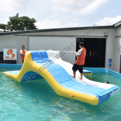湖のための浮遊膨脹可能な水スライド